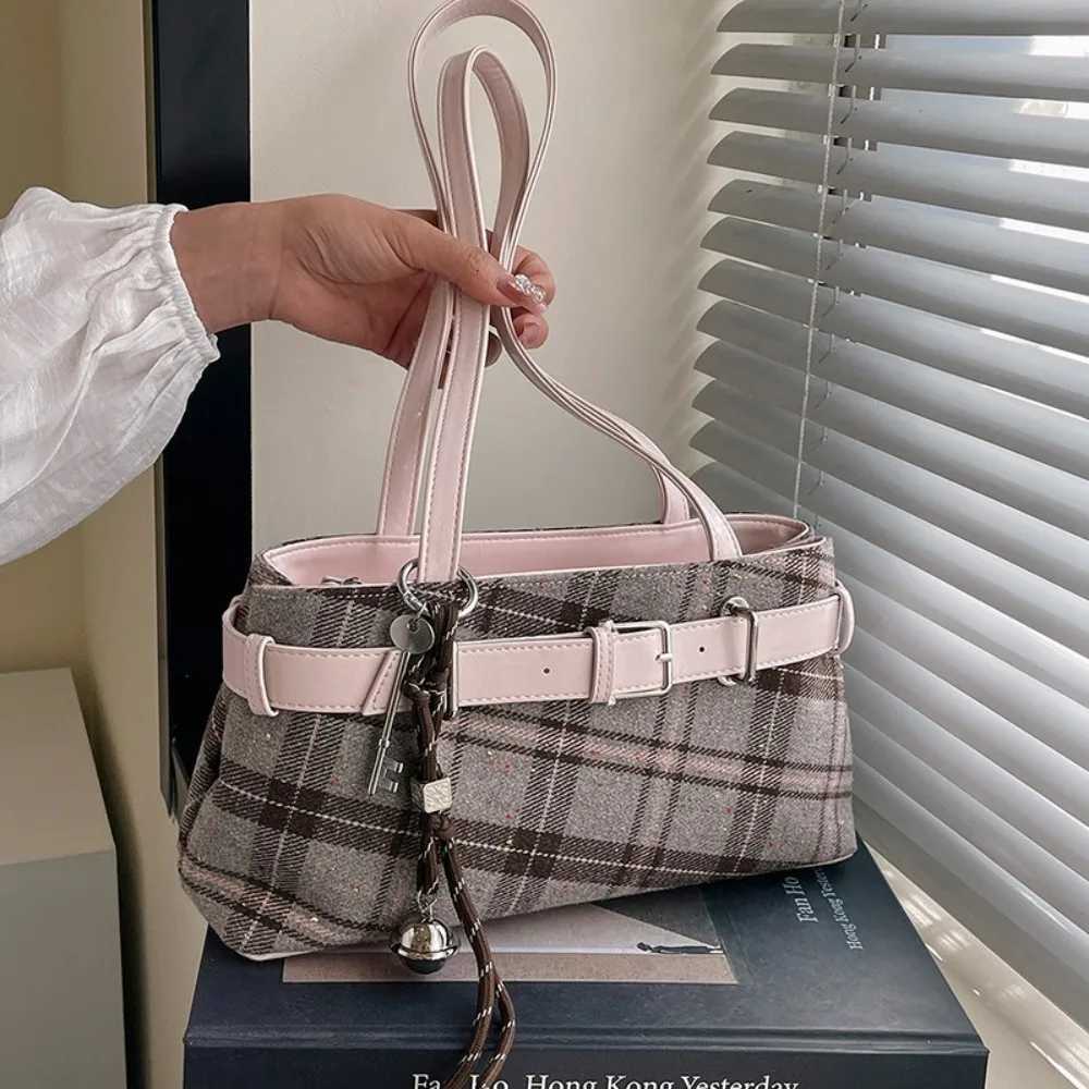 Retro Plaid Womens Shoulder Bag 2026 New Fashionable Textured Tote Bag Versatile for Work and Commuting Handbags for Women C260406