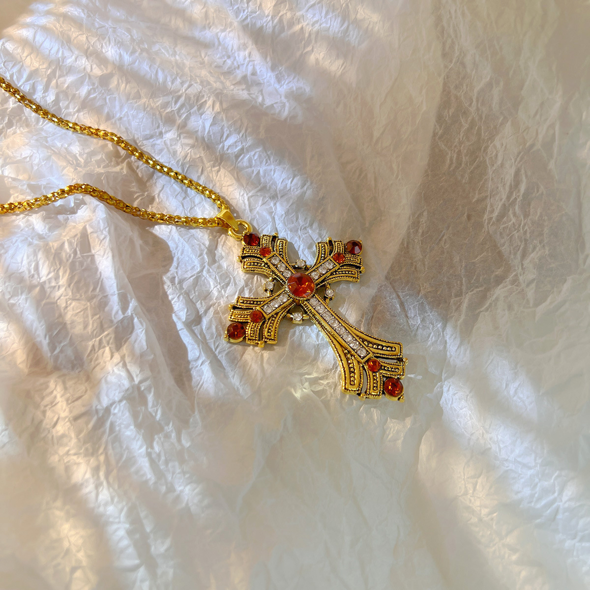 Diamond-encrusted cross pendant necklace, French vintage niche fashion versatile collarbone chain, light luxury high-end jewelry for women - view 5