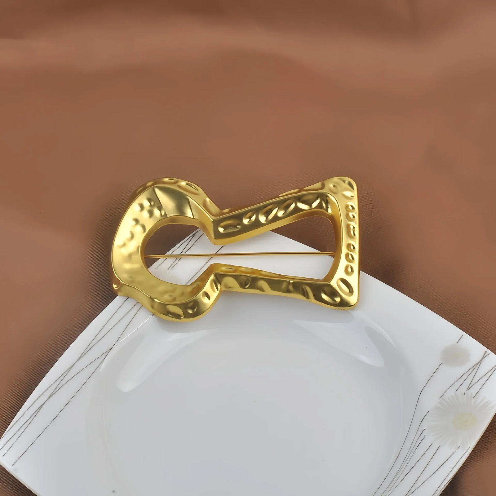 Arrival Gold Large Keyhole Brooch Fashion Lapel Pin for Coat Trench Suit Fur Jacket Accessory 260403BJ - view 6