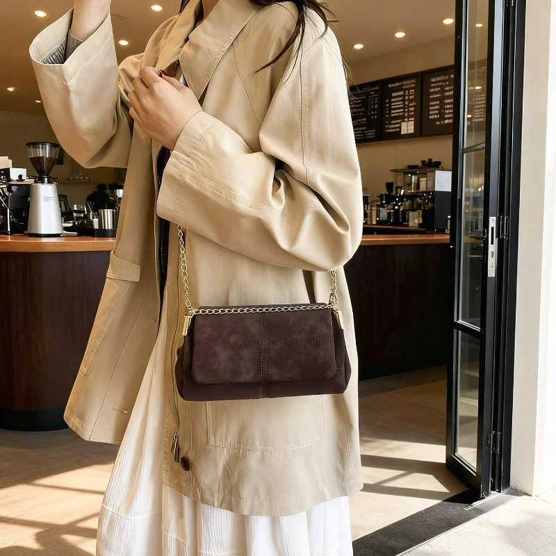 Fashion Shoulder Bags for Women Large Capacity Crossbody Bags with Chain Retro Style Simple Design Texture Versatile Chain Bag C260406