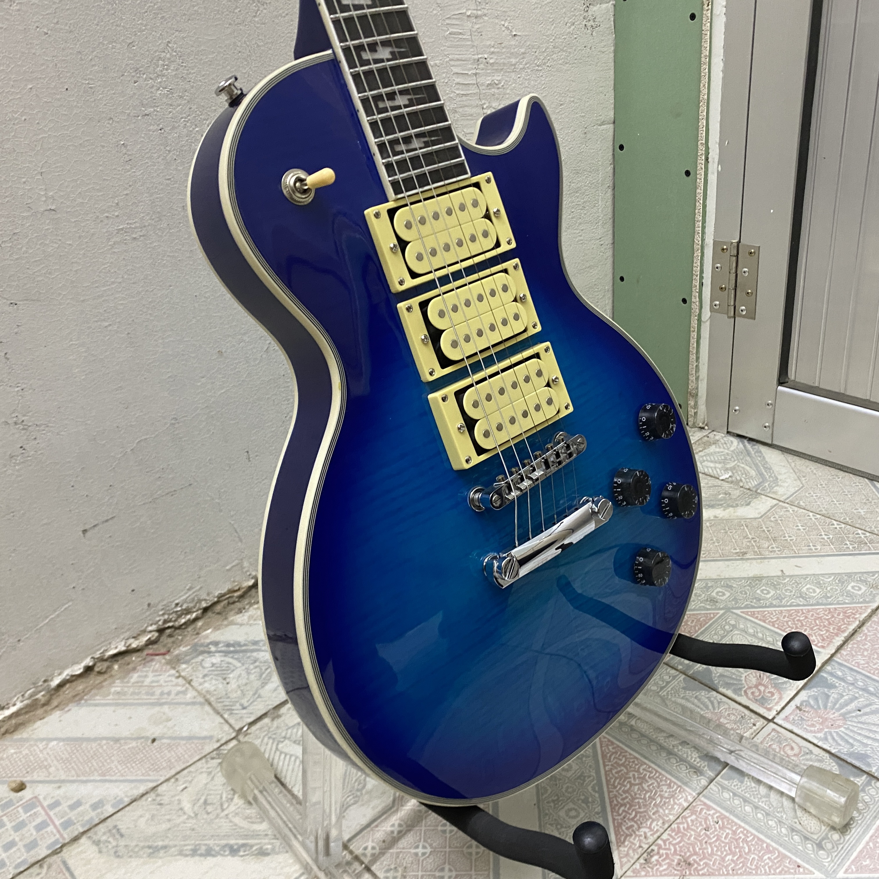 22 frets electric guitar, flame maple veneer, solid mahogany body, HH pickups, rosewood fretboard, 6 strings