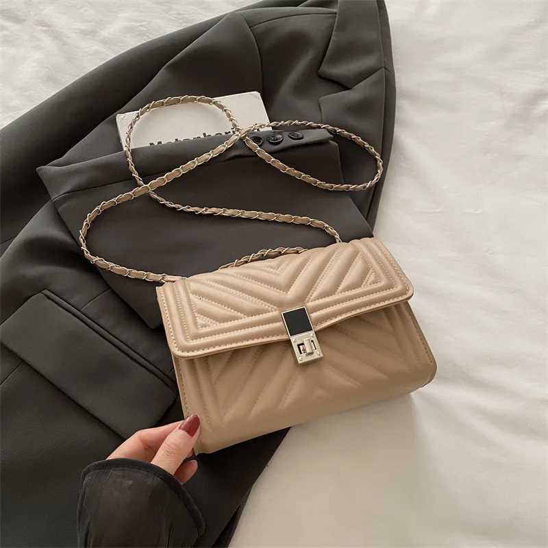 New Fashion Mini Quilted Embossed Chain Shoulder Bag for Women Simple Versatile Diagonal Crossbody Bag Square Handbag Female Bag C260406