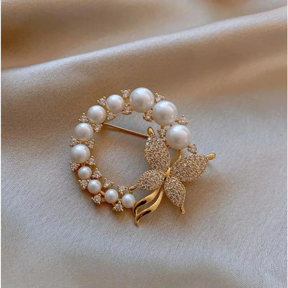 Fashion Pearl and Rhinestone Brooches for Women Baroque Trendy Butterfly Pins Clothes Accessories Wedding Gifts 260403BJ