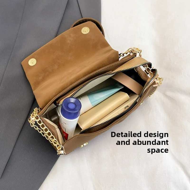 Fashion Shoulder Bags for Women Large Capacity Crossbody Bags with Chain Retro Style Simple Design Texture Versatile Chain Bag C260406