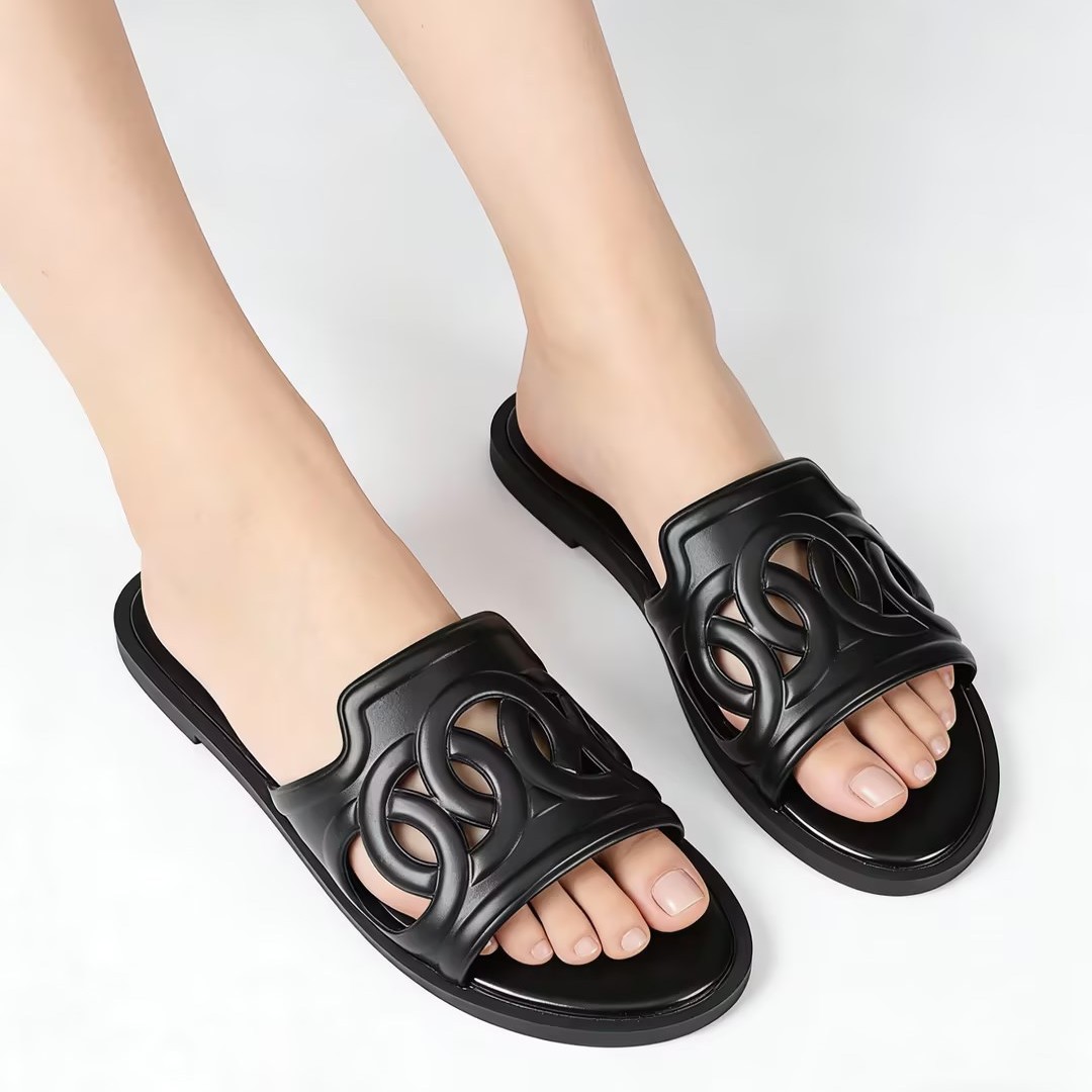 2026 Summer New Fashion Trend Luxury Designer Sandals Outdoor Home Casual Flat Slippers Beach Shoes for Women