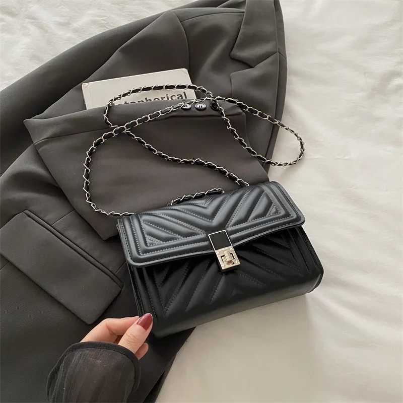 New Fashion Mini Quilted Embossed Chain Shoulder Bag for Women Simple Versatile Diagonal Crossbody Bag Square Handbag Female Bag C260406