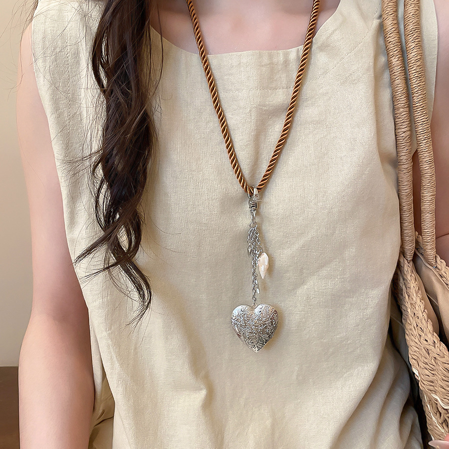 Forest-style sweet cool rope heart pendant necklace, casual and fashionable, versatile commuting, unique collarbone chain with a niche design for wome - view 4