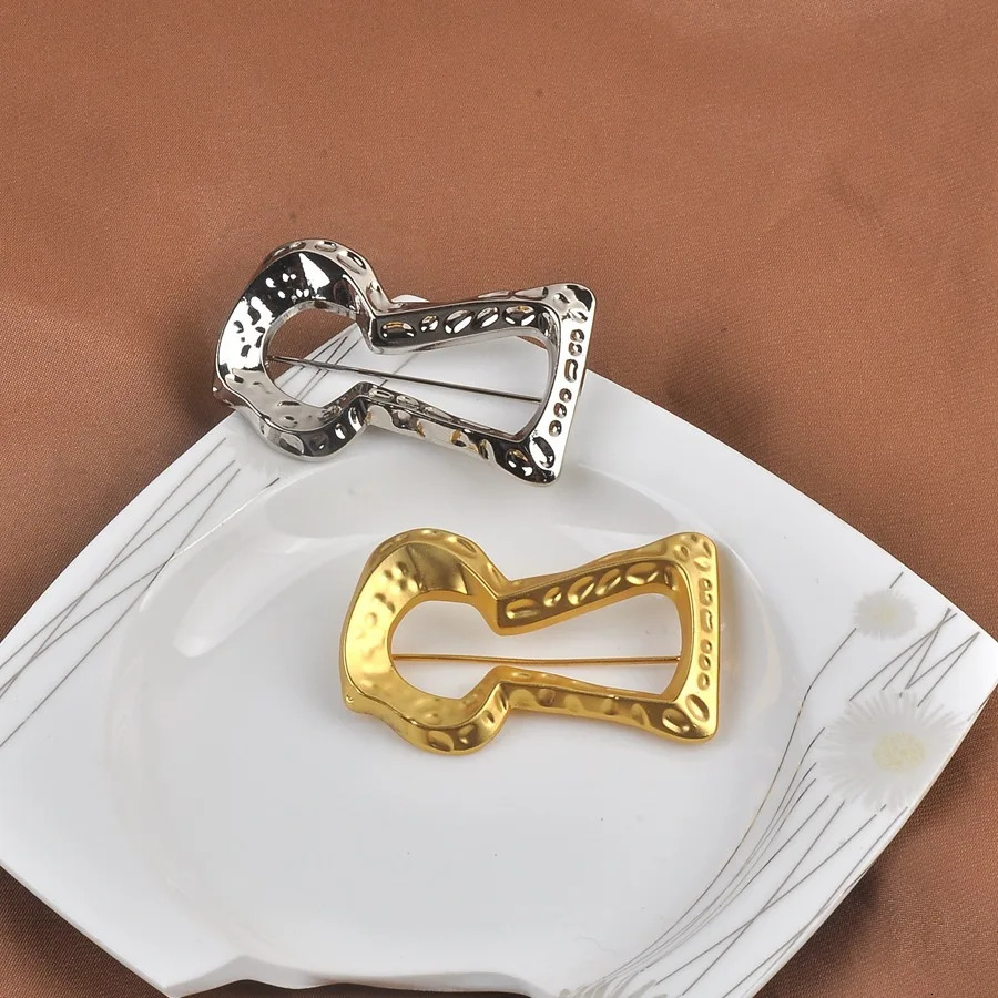 Arrival Gold Large Keyhole Brooch Fashion Lapel Pin for Coat Trench Suit Fur Jacket Accessory 260403BJ