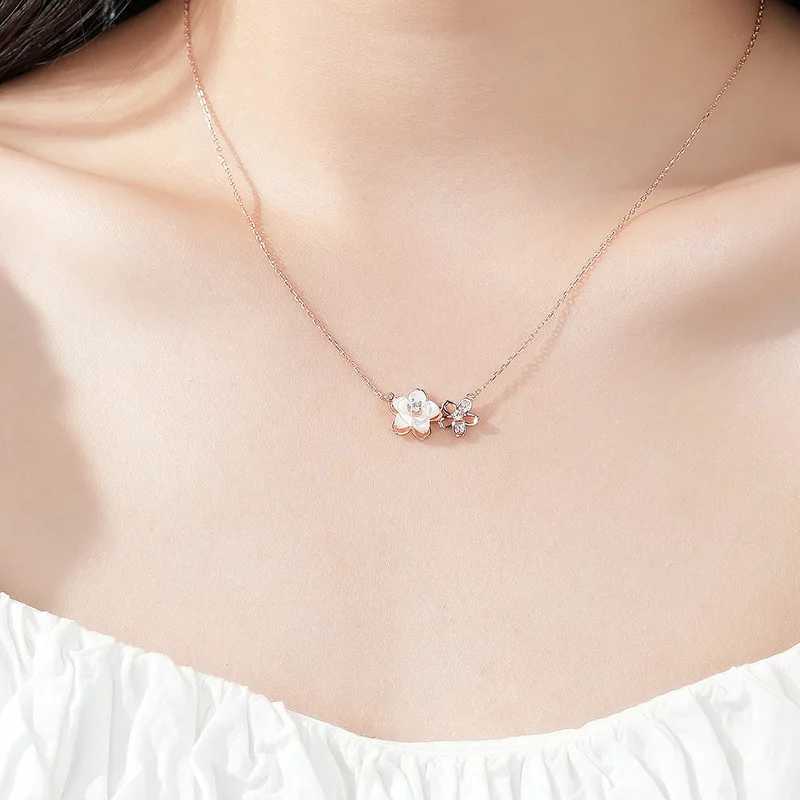 Exquisite Fashion Flower Pendant Necklace Shining Rhinestone Flower Necklace Womens Elegant Everyday Party Jewelry H260406