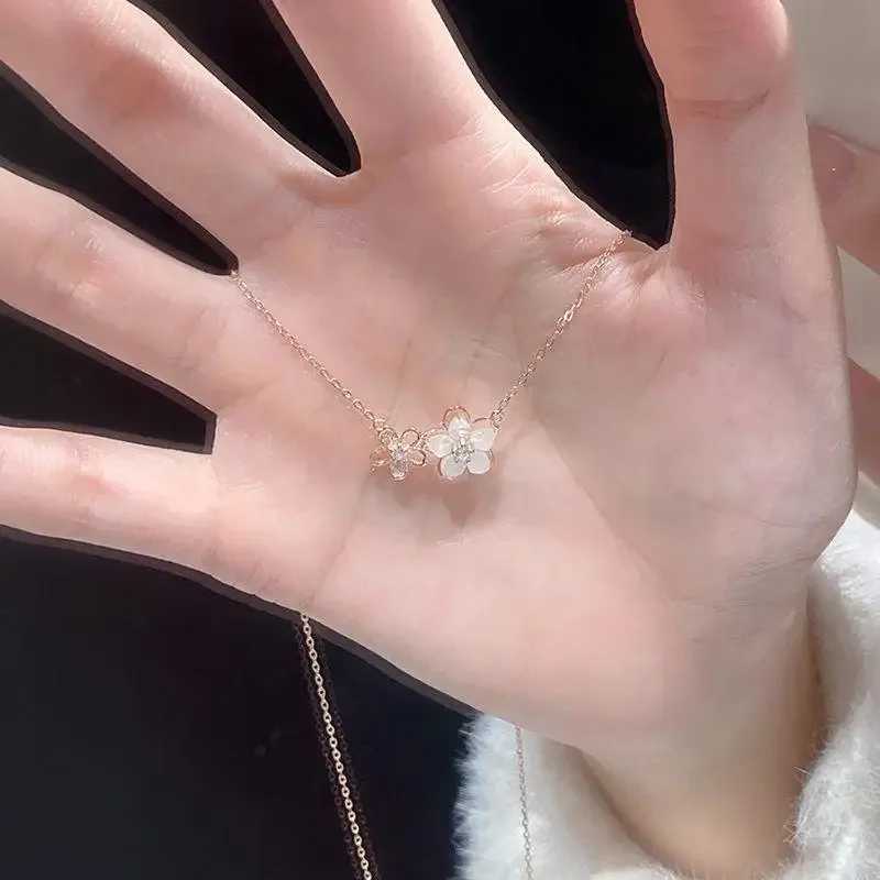 High Quality Fashion Shiny Sakura Pendant for Women Fashion Trendy Stereoscopic Peach Blossom Luxury Necklace Jewelry Women H260406