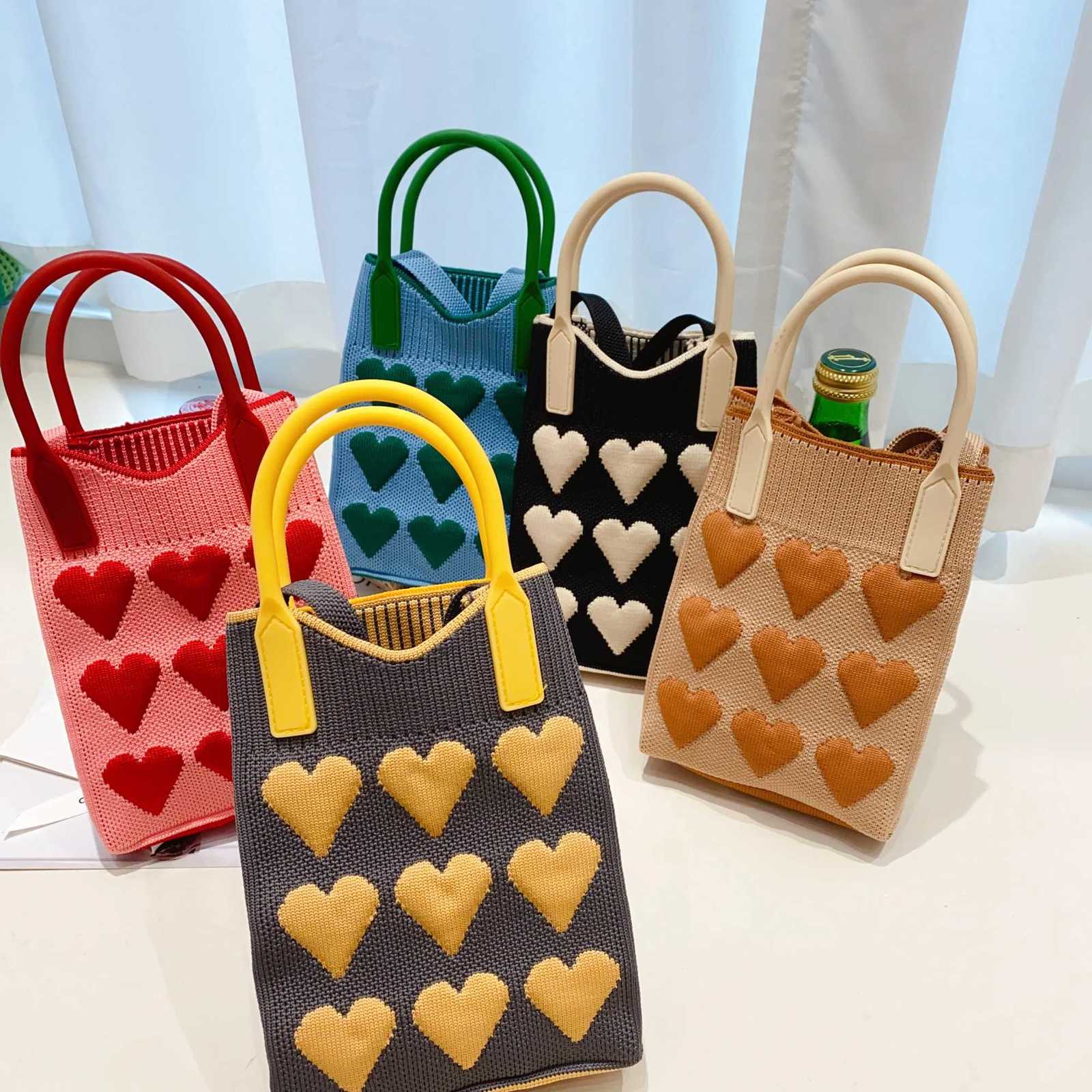 Korean Fashion Heart Knitted Mini Square Handbag for Women Small Mobile Phone Shoulder Bags Girls Cute Outdoor Crossbody Bags C260406