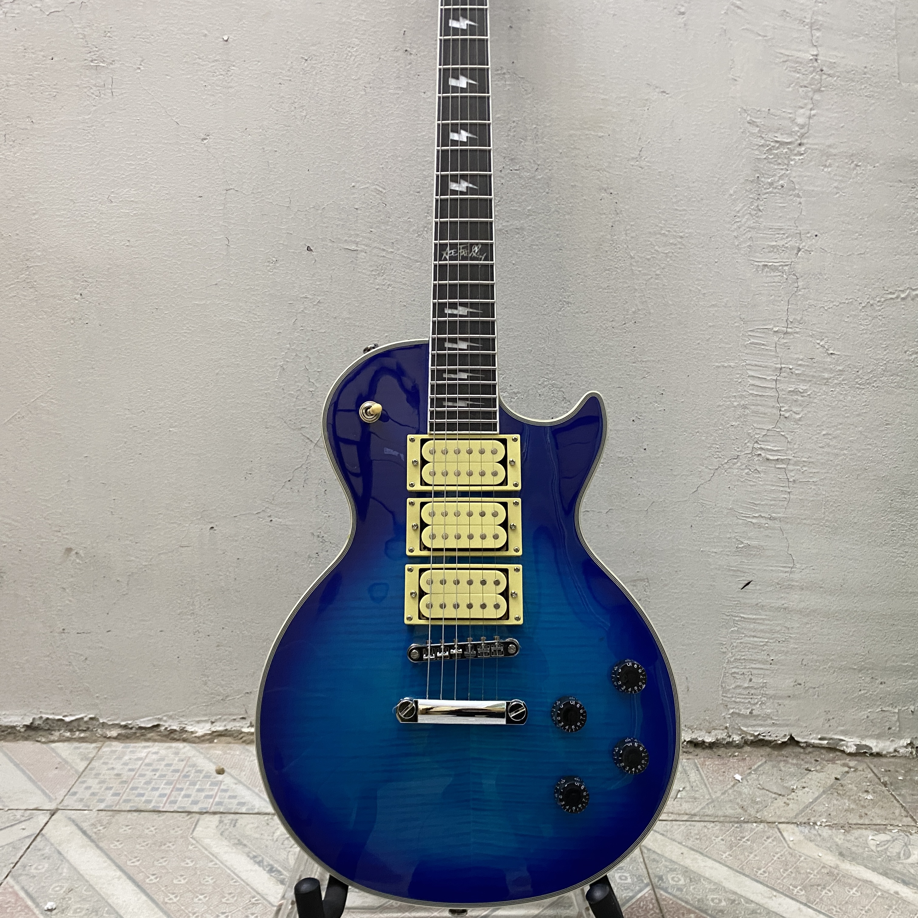 22 frets electric guitar, flame maple veneer, solid mahogany body, HH pickups, rosewood fretboard, 6 strings
