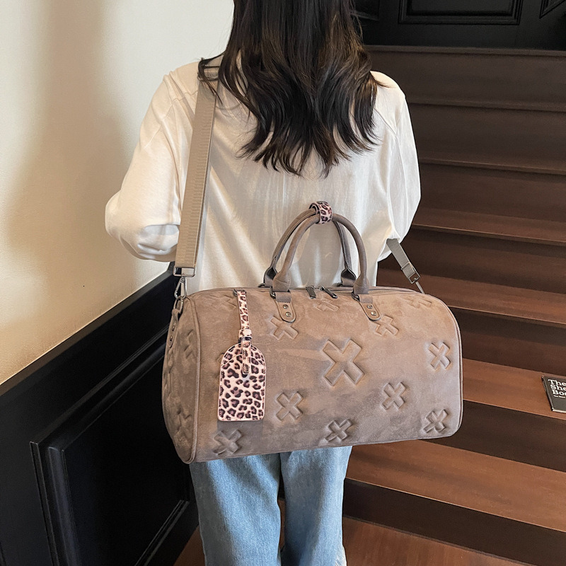 Fashionable creased large-capacity travel bag, PU texture, thickened and durable luggage bag, multi-functional yoga, swimming, and sports bag