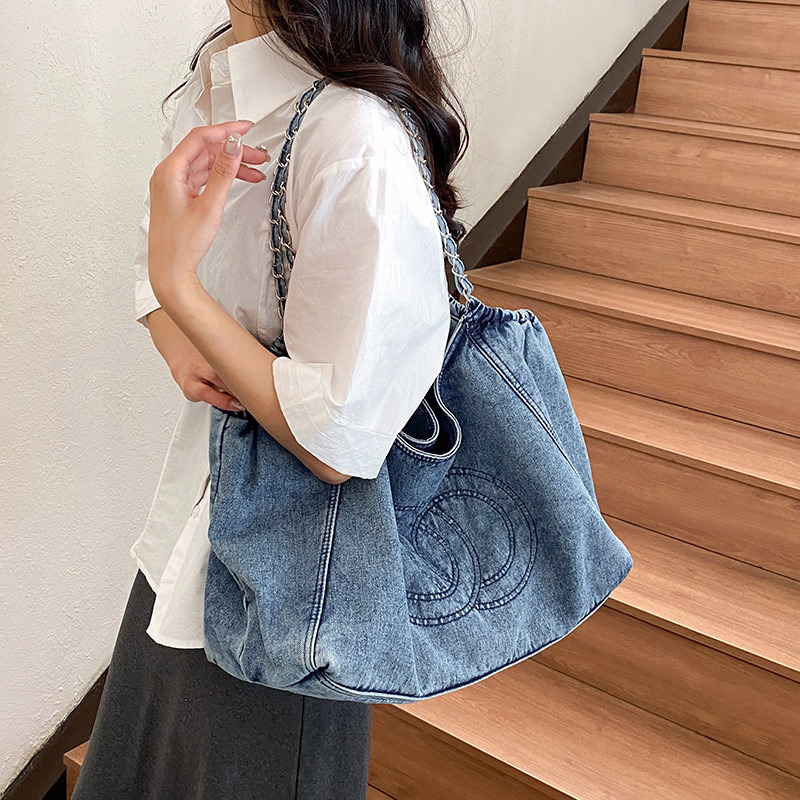 Small floral denim messenger bag, large canvas bag, simple and trendy vintage underarm bag, large capacity tote bag for women