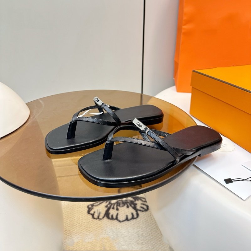 2026 Summer Hot Classic Metal Lock Designer Flat Slippers Fashion and Versatile Outdoor Beach Shoes for Women