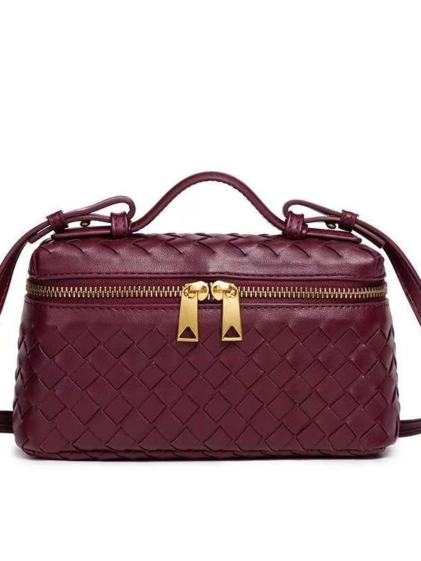 Handmade woven bag new small square bag, with a high-end handheld box bag feel, single shoulder and horizontal makeup bag