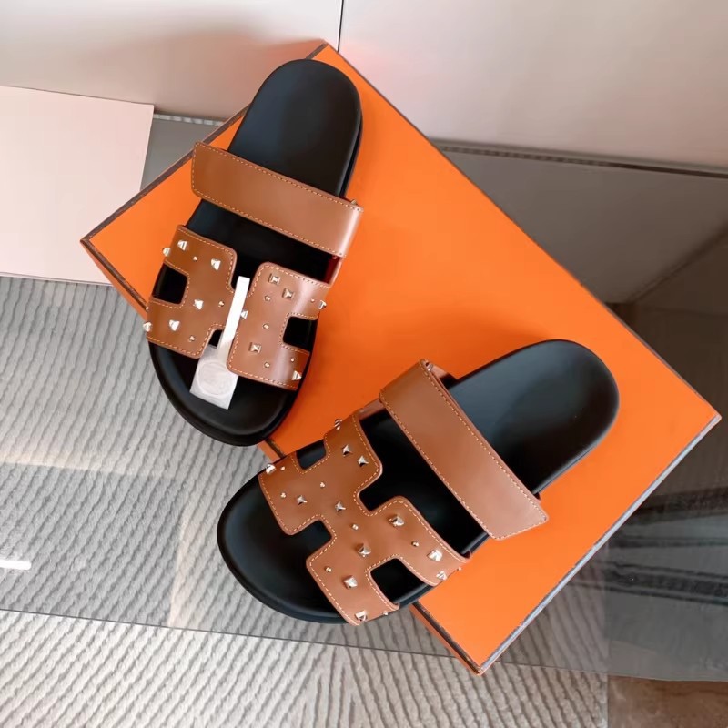 2026 summer new classic rivet designer flat slippers versatile casual outdoor fashion beach shoes sandals for women