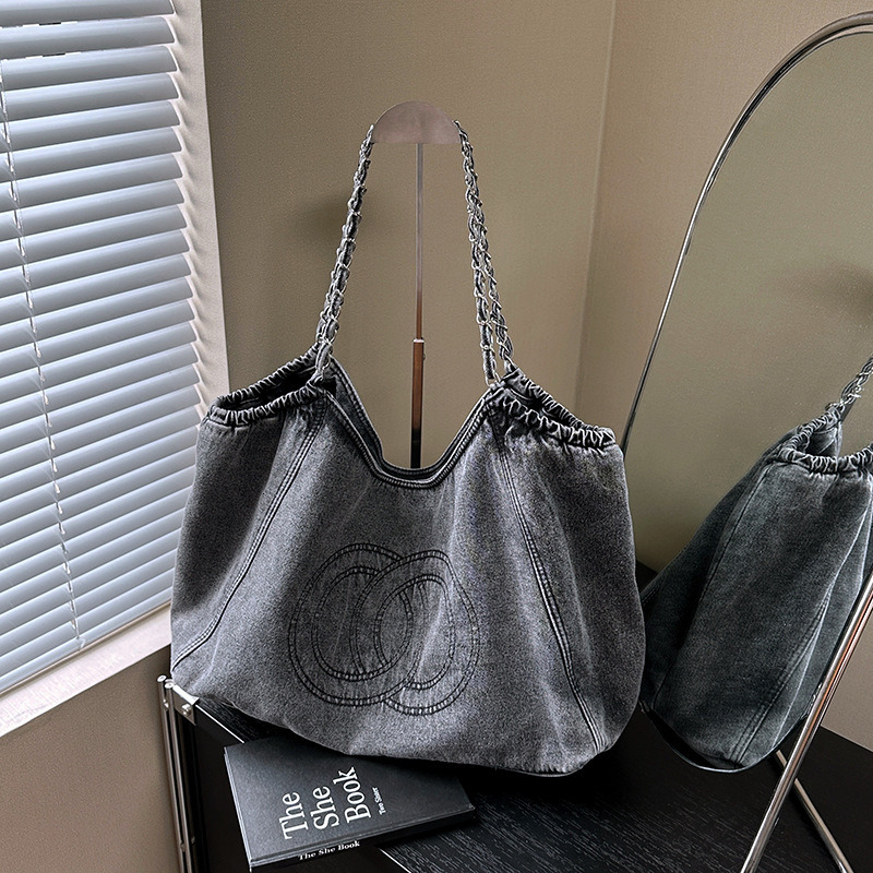 Small floral denim messenger bag, large canvas bag, simple and trendy vintage underarm bag, large capacity tote bag for women