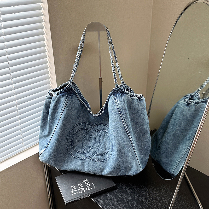 Small floral denim messenger bag, large canvas bag, simple and trendy vintage underarm bag, large capacity tote bag for women