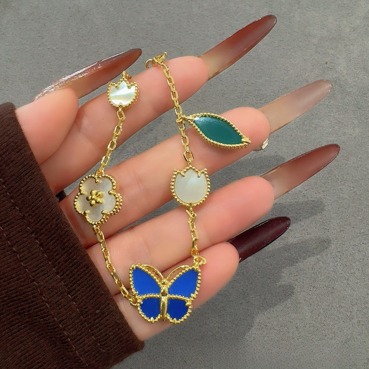 Bracelet New Blue Butterfly Bracelet Fashionable And Unique Four-Leaf Clover Bracelet Light Luxury Limited Edition Floral Pattern Bracelet For Women