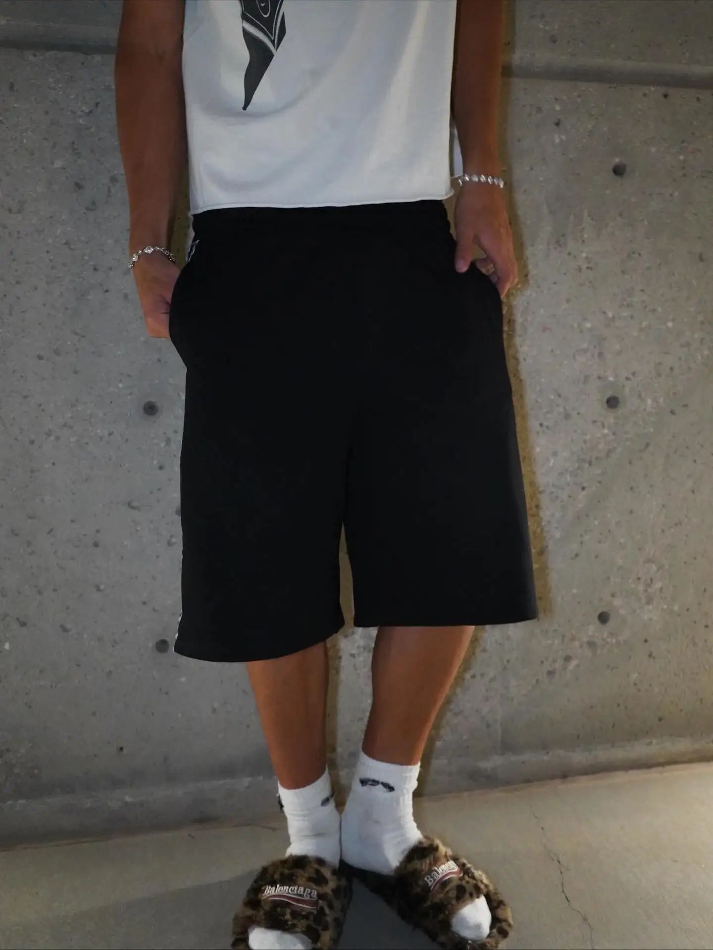 Trendy Y2K Retro Side Tape Shorts Men Loose Fit Casual Sweat Shorts Hip Hop Streetwear Black Grey Two Colors Elastic Waist 260407