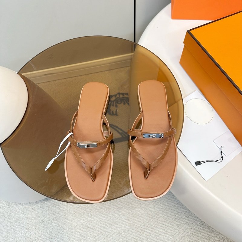 2026 Summer Hot Classic Metal Lock Designer Flat Slippers Fashion and Versatile Outdoor Beach Shoes for Women