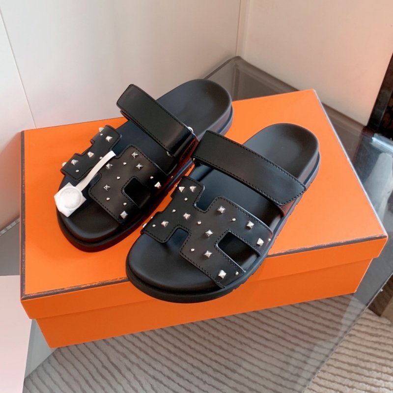 2026 summer new classic rivet designer flat slippers versatile casual outdoor fashion beach shoes sandals for women