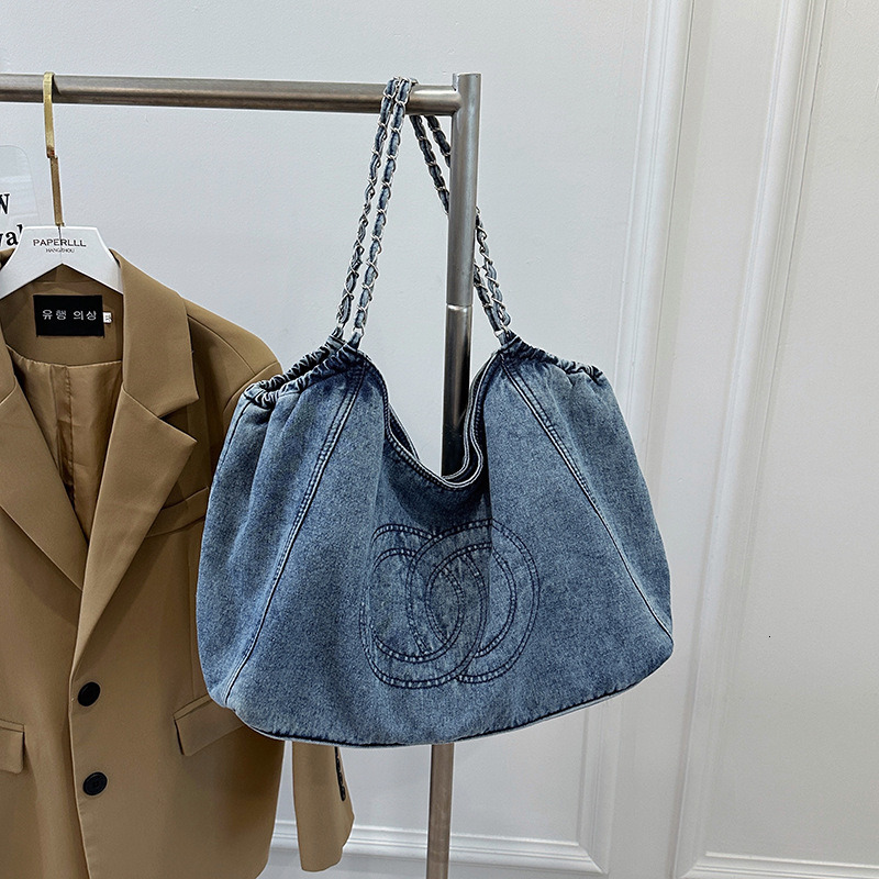 Small floral denim messenger bag, large canvas bag, simple and trendy vintage underarm bag, large capacity tote bag for women