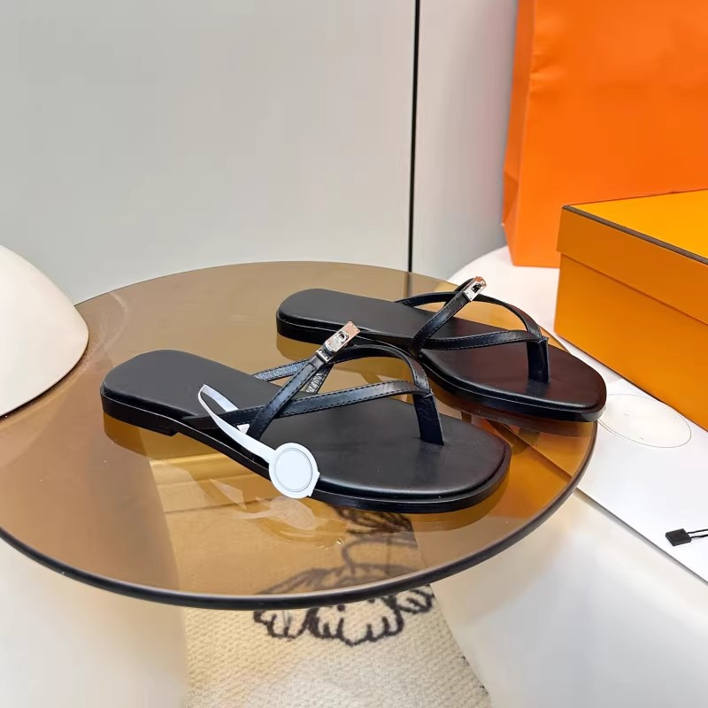 2026 Summer Hot Classic Metal Lock Designer Flat Slippers Fashion and Versatile Outdoor Beach Shoes for Women