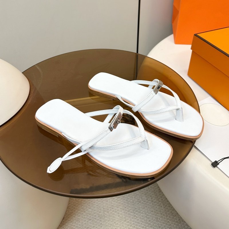 2026 Summer Hot Classic Metal Lock Designer Flat Slippers Fashion and Versatile Outdoor Beach Shoes for Women