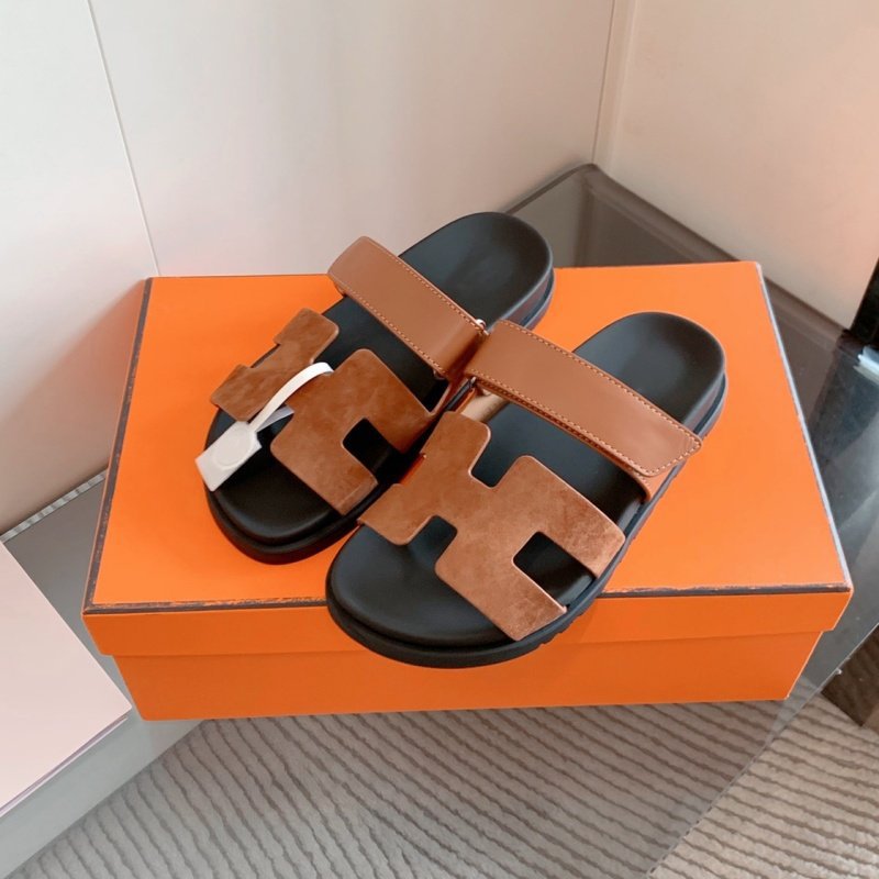 2026 summer new classic rivet designer flat slippers versatile casual outdoor fashion beach shoes sandals for women