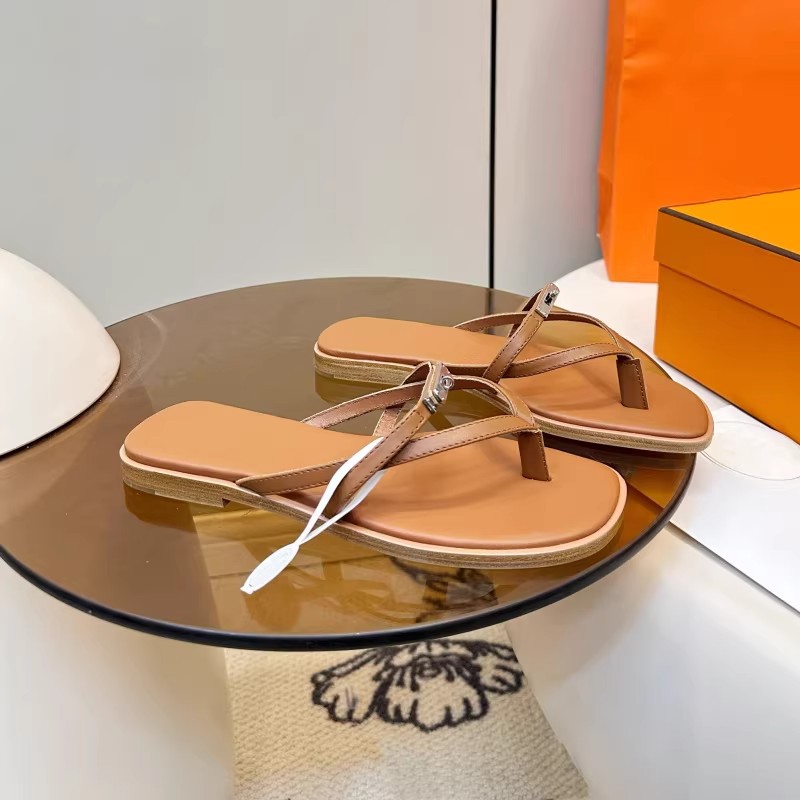 2026 Summer Hot Classic Metal Lock Designer Flat Slippers Fashion and Versatile Outdoor Beach Shoes for Women