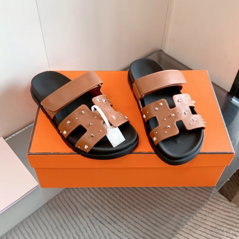 2026 summer new classic rivet designer flat slippers versatile casual outdoor fashion beach shoes sandals for women