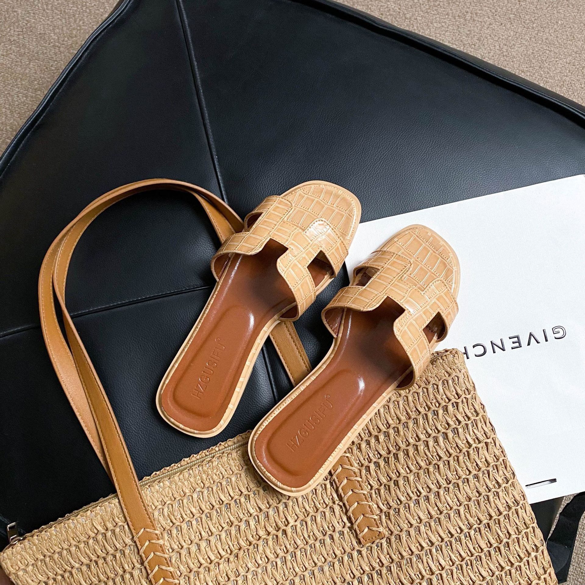 HZGUSIFU hot Free delivery Slippers Light luxury women's outdoor slippers with comfortable texture for cool outdoor wear