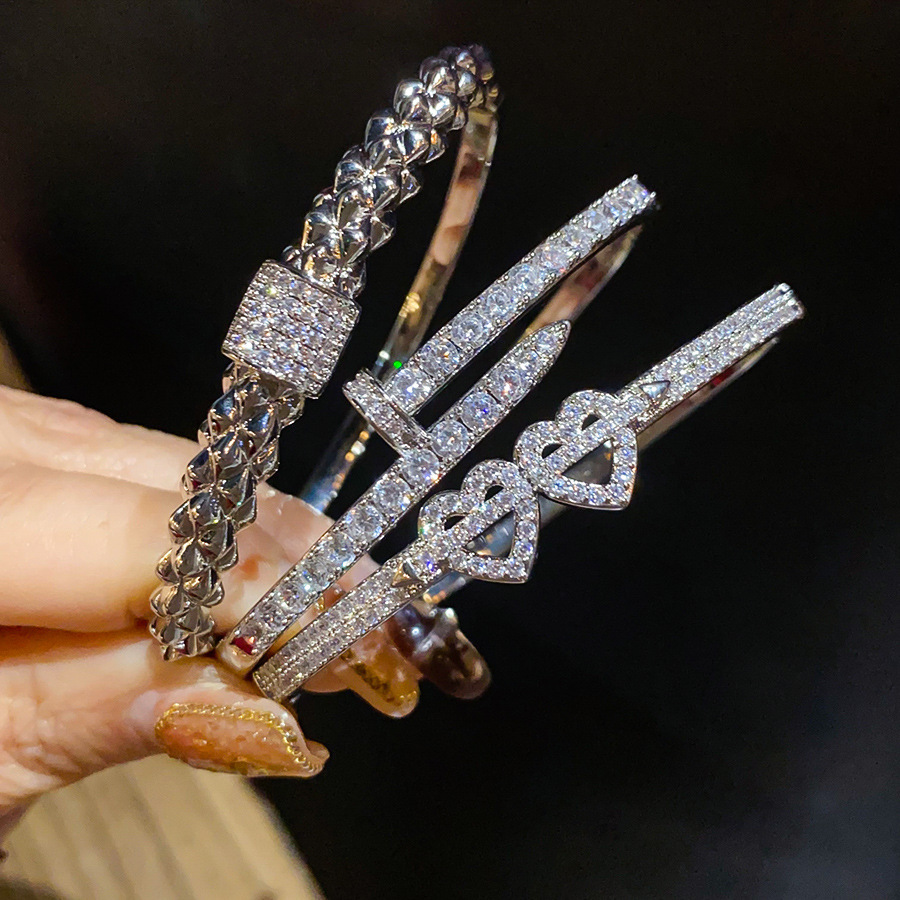 Zircon Heart-shaped Bracelet - Luxurious High-end Fashionable And Exquisite It Is A Designer Bracelet For Women And Also Suitable For Various Outfits