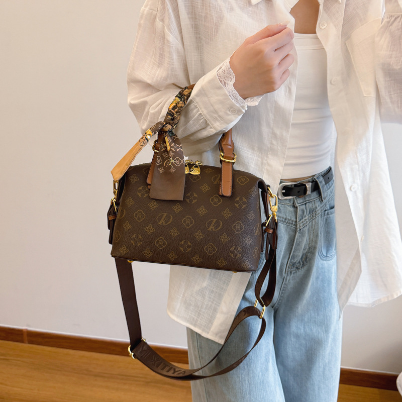 High-end large-capacity women's new vintage handbag versatile pillow shoulder bag