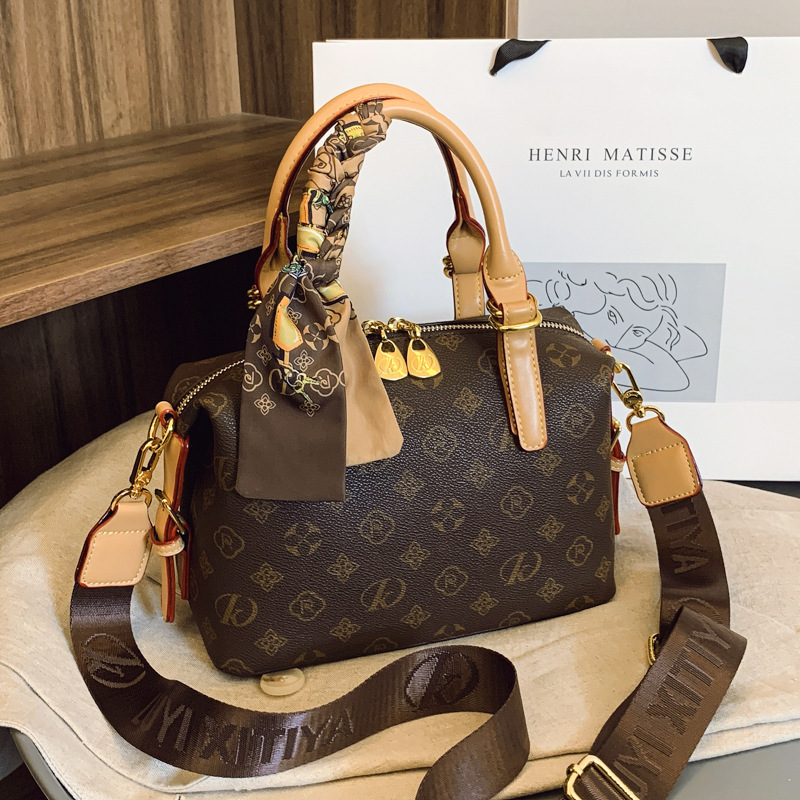 High-end large-capacity women's new vintage handbag versatile pillow shoulder bag