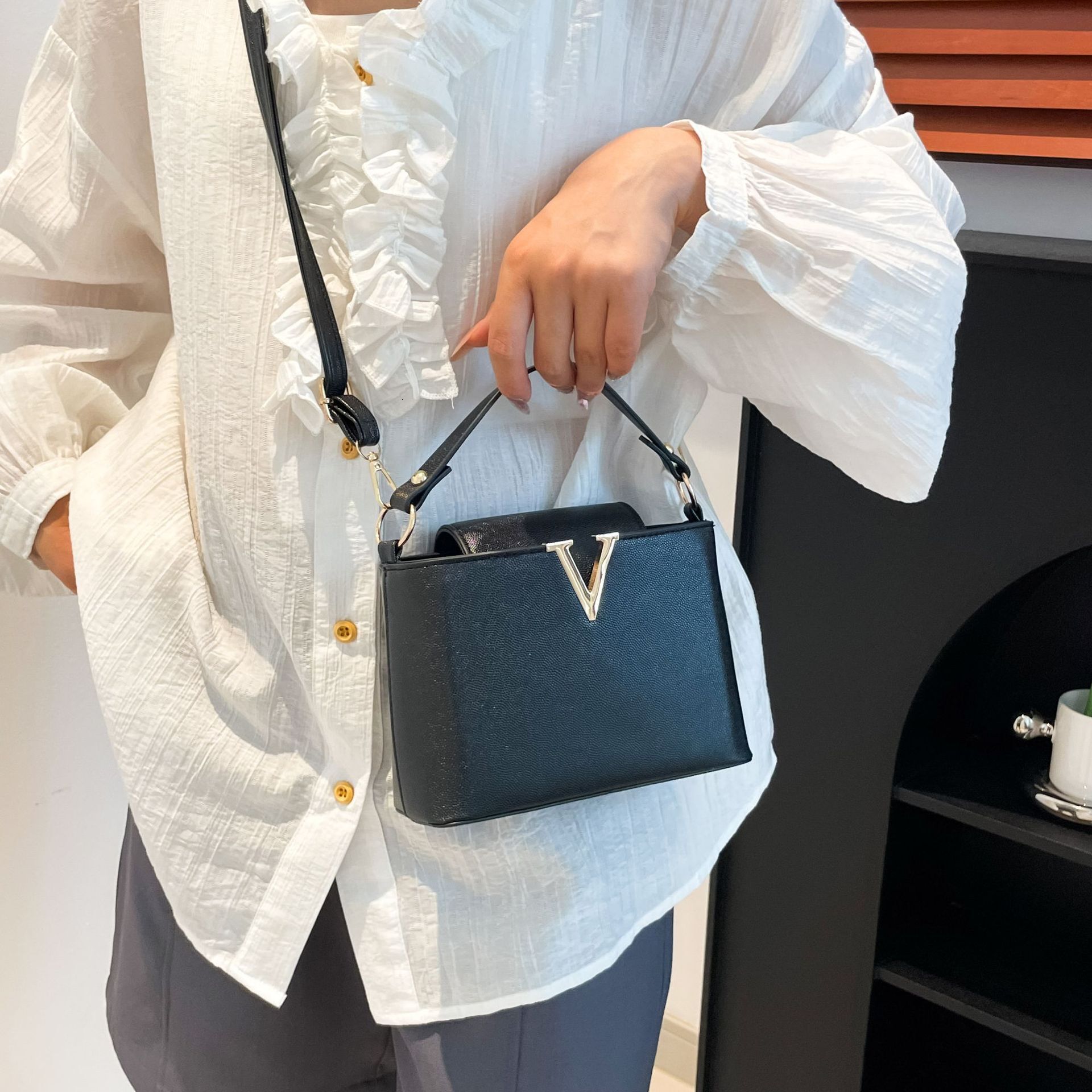 Light Luxury Women New V-shaped Fashionable Elegant Bucket Bag Large Capacity for Work Commute Handheld Shoulder