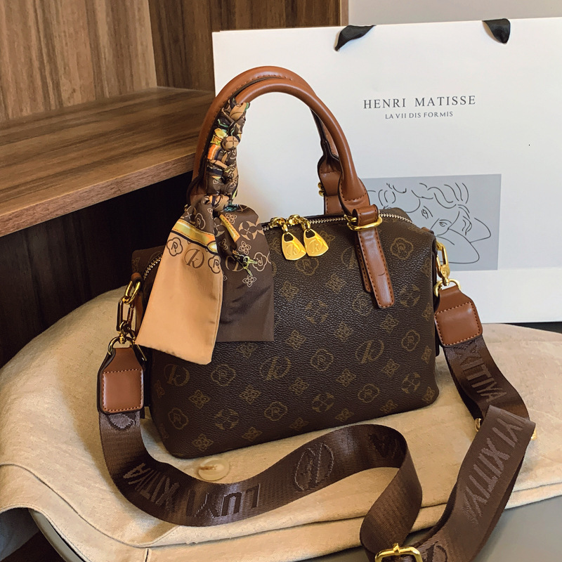 High-end large-capacity women's new vintage handbag versatile pillow shoulder bag
