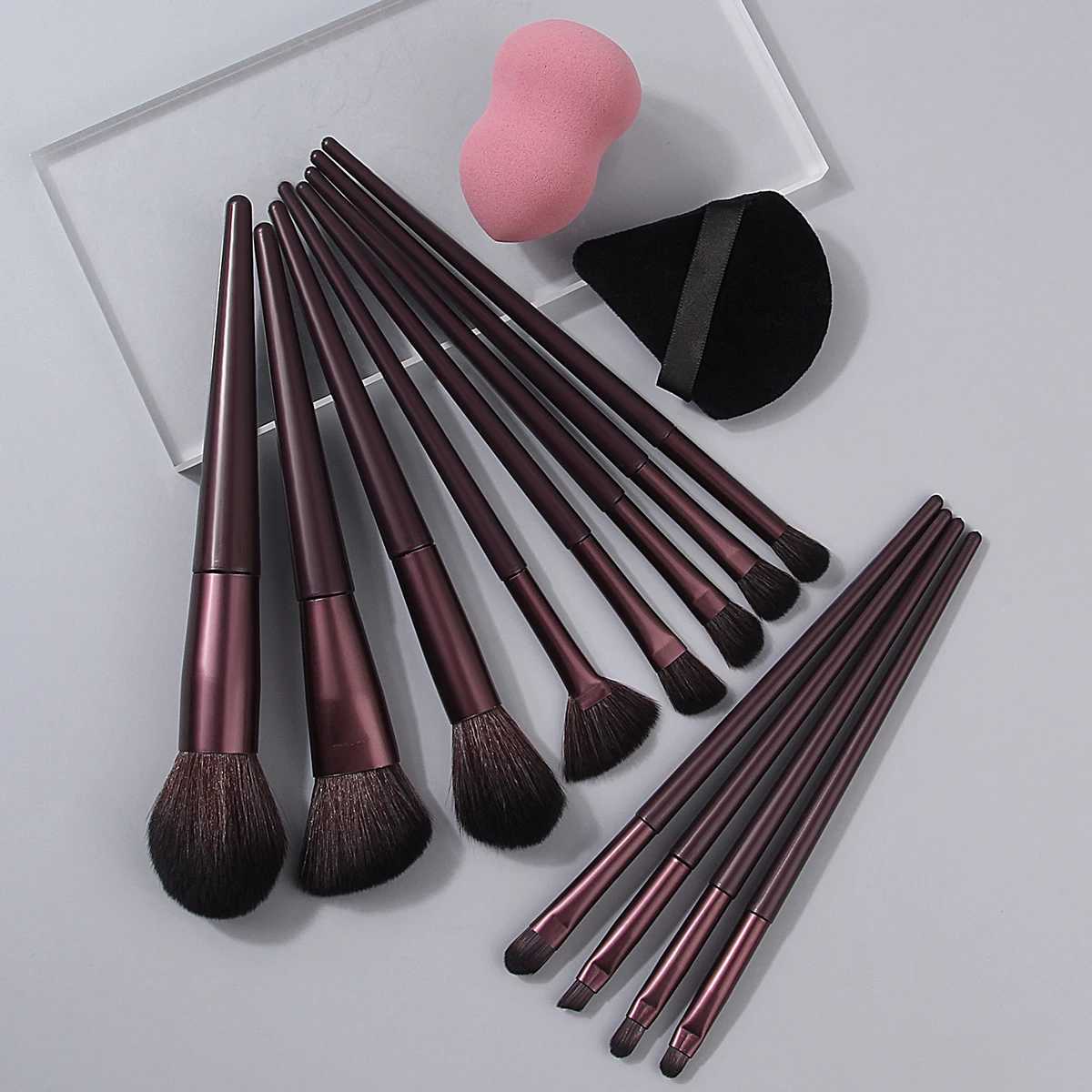 The 14PCS high-quality makeup brush set includes a multi-purpose makeup set brush and a non-clogging beauty egg powder puff Z260408