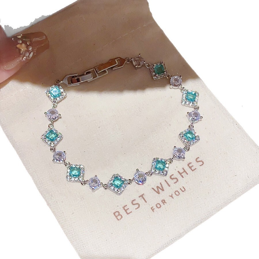 Designer Accessories - Clasp Bracelets - Simple Yet Luxurious Full Of High-end Charm A Simple Yet Fashionable Bracelet Design Exquisite Jewelry