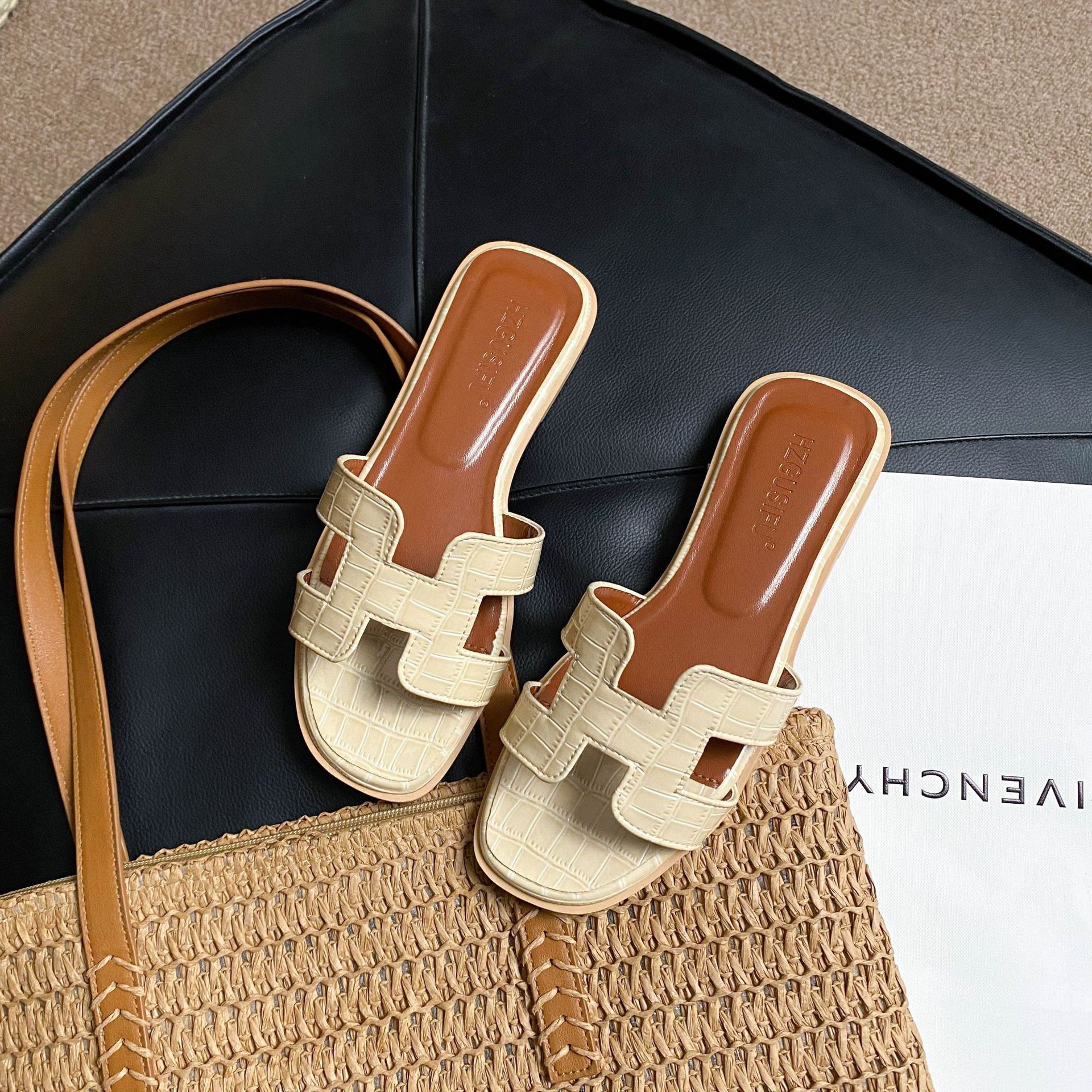 HZGUSIFU hot Free delivery Slippers Light luxury women's outdoor slippers with comfortable texture for cool outdoor wear