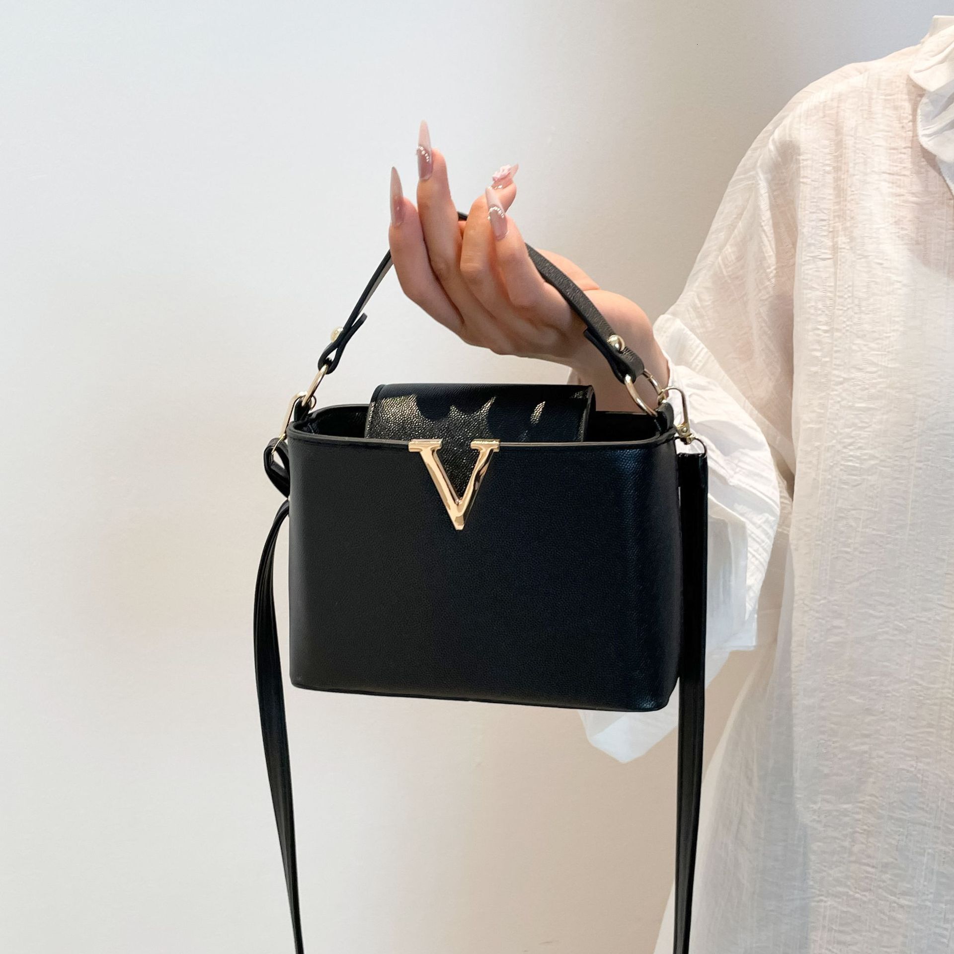 Light Luxury Women New V-shaped Fashionable Elegant Bucket Bag Large Capacity for Work Commute Handheld Shoulder