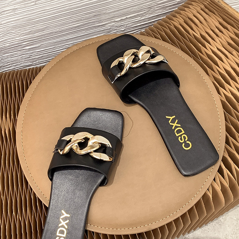 Fresh and light-weight casual flat sandals for women, made of metal, featuring a summer new style and suitable for wearing outside. One-piece sandals.
