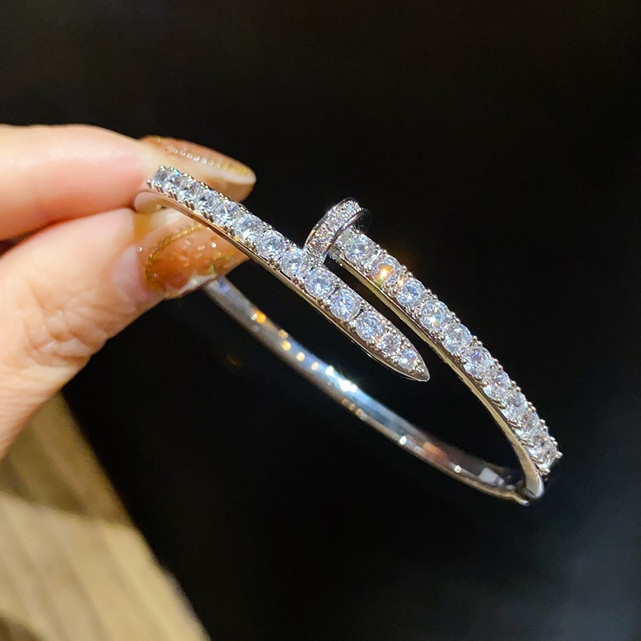 Zircon Heart-shaped Bracelet - Luxurious High-end Fashionable And Exquisite It Is A Designer Bracelet For Women And Also Suitable For Various Outfits