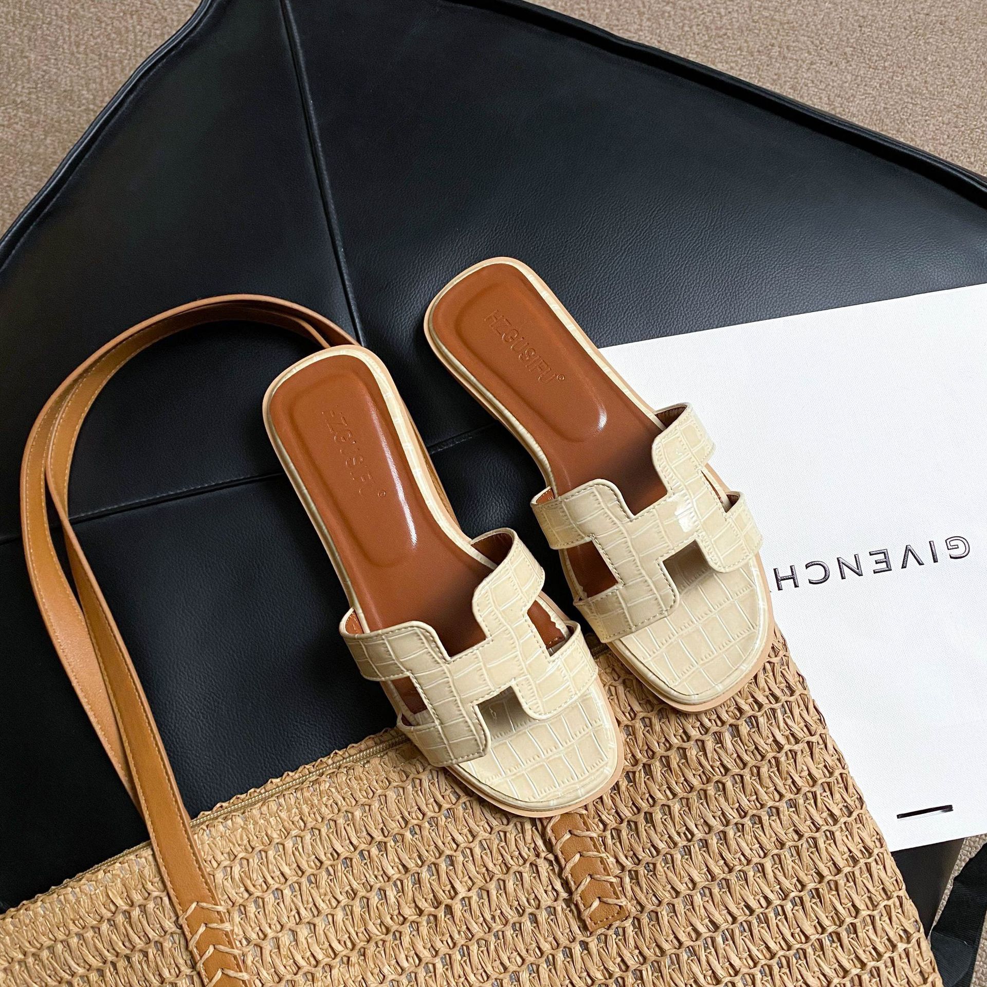 HZGUSIFU hot Free delivery Slippers Light luxury women's outdoor slippers with comfortable texture for cool outdoor wear