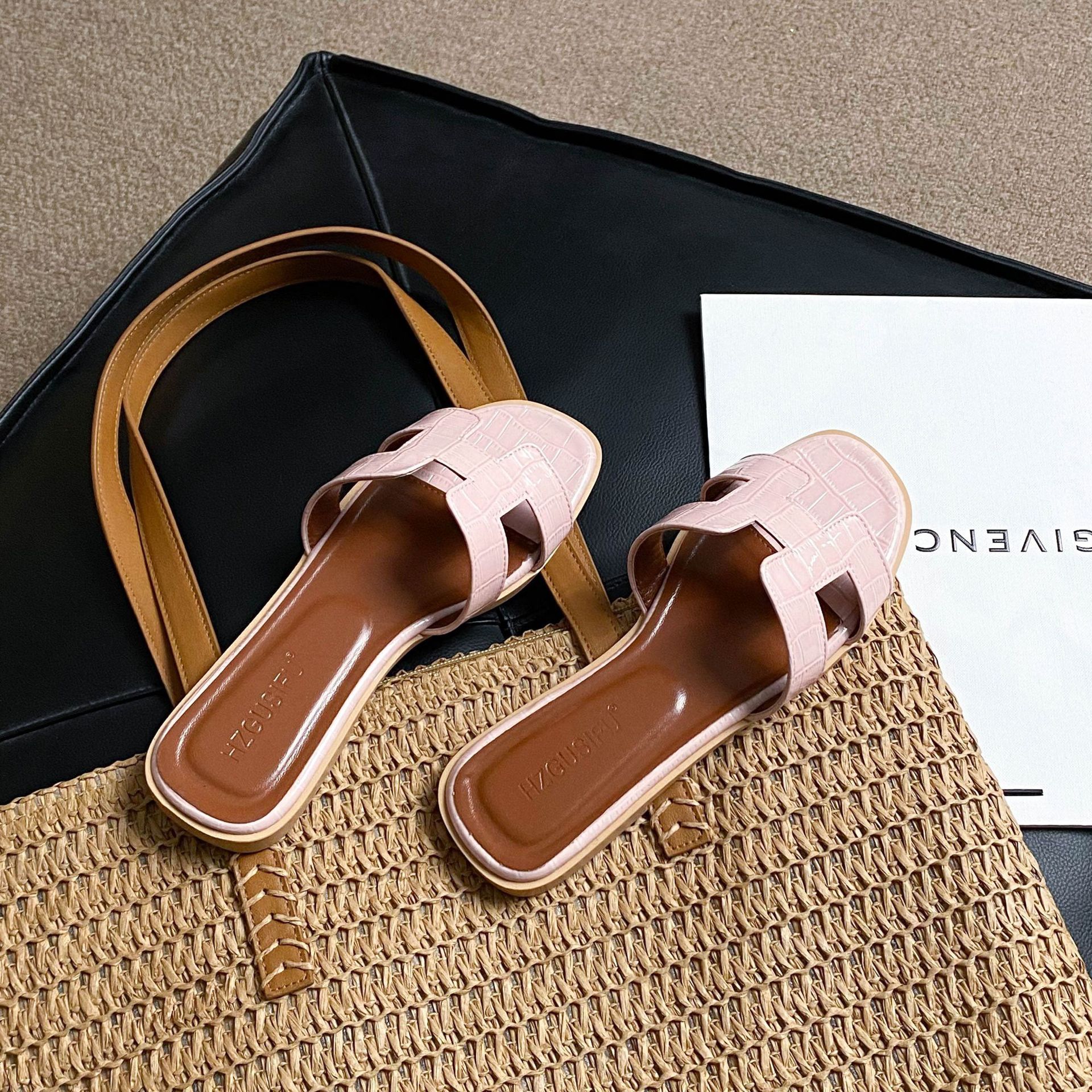 HZGUSIFU hot Free delivery Slippers Light luxury women's outdoor slippers with comfortable texture for cool outdoor wear