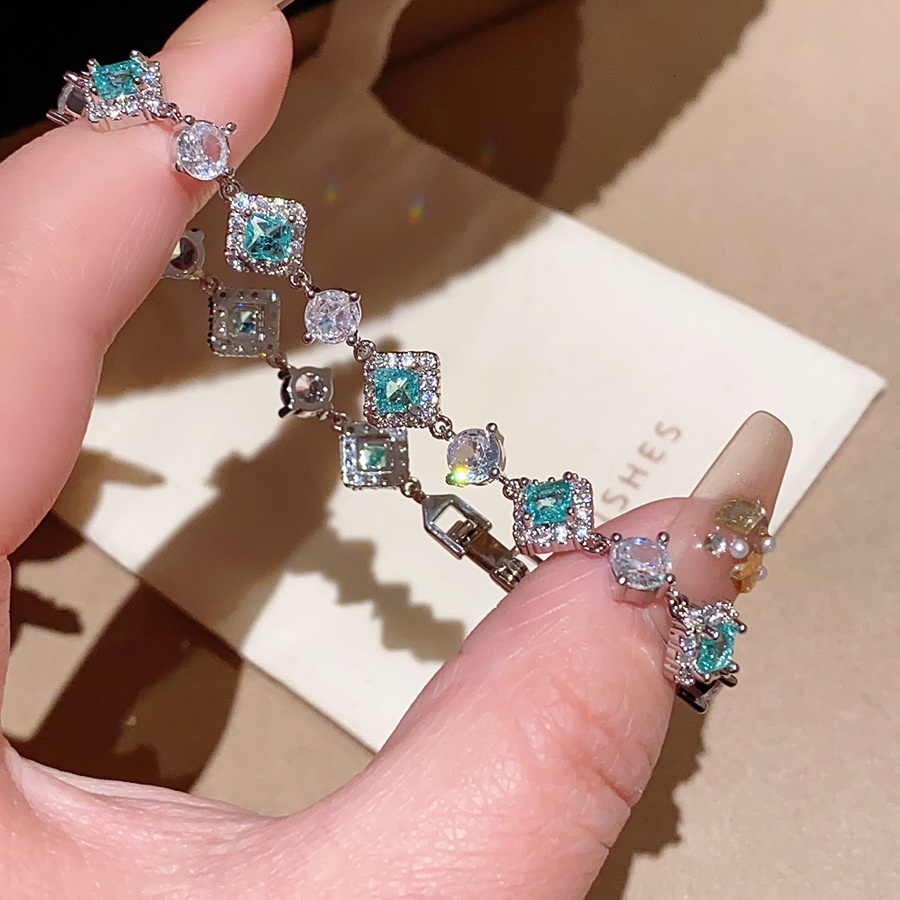 Designer Accessories - Clasp Bracelets - Simple Yet Luxurious Full Of High-end Charm A Simple Yet Fashionable Bracelet Design Exquisite Jewelry