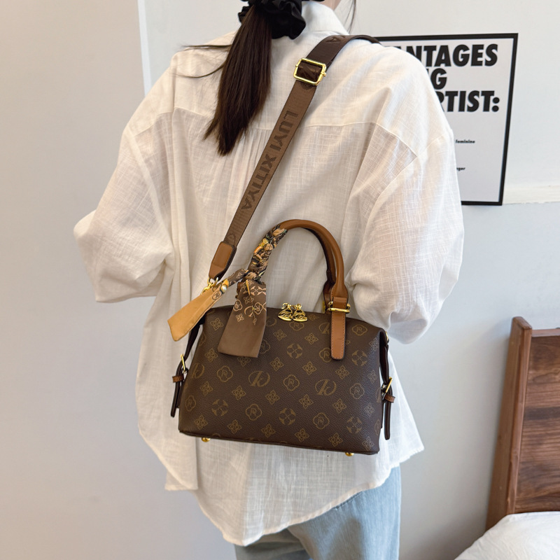 High-end large-capacity women's new vintage handbag versatile pillow shoulder bag