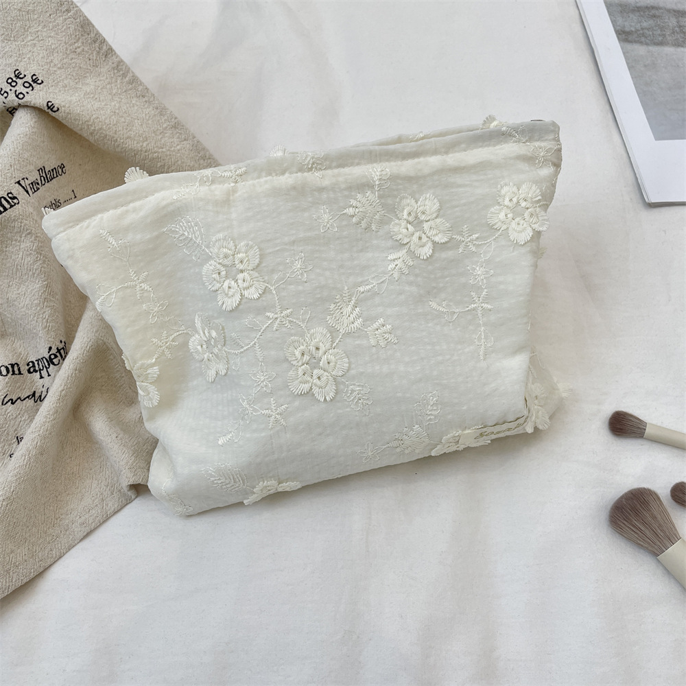 Storage Bag Ins Embossed Lace 3D Flower Four Leaf Clover Shape Large Capacity Makeup Skincare Zipper Clutch For Women